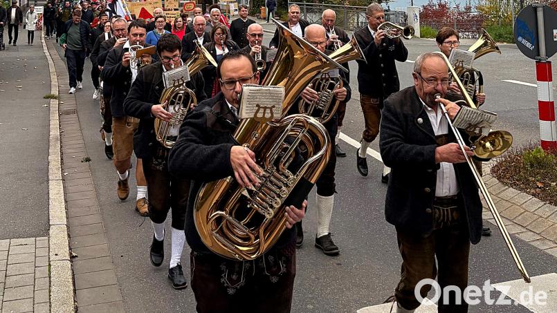 Punkt 9 Uhr setzte sich der Festumzug von der Fußgängerzone zum Festzelt in Bewegung. Angeführt von der Stadt- und Jugendblaskapelle Weiden, marschierten zahlreiche Vereine mit. Bild: R. Kreuzer