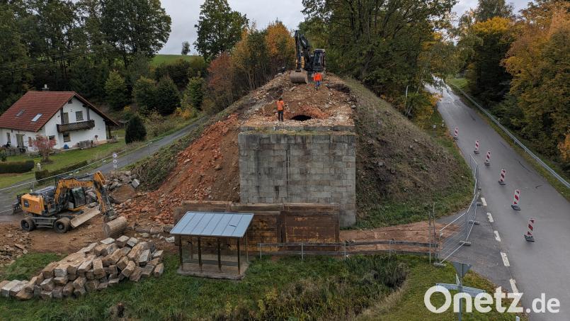 Seit der ersten Oktober-Woche werden die beiden Widerlager der früheren Eisenbahnbrücke in Hundsbach abgerissen. Das Bushäuschen kann aktuell nicht benutzt werden. Zudem wird die Zufahrt zum Dorf an dieser Stelle ab 20. Oktober gesperrt. Bild: pz