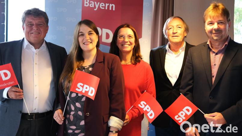 Gehen optimistisch in den Kommunalwahlkampf: OB-Kandidat Andreas Weinmann, Landesvorsitzende Ronja Endres, Stadtverbandsvorsitzende Karin Frankerl, Fraktionsvorsitzender Franz Schindler und Co-Vorsitzender Josef Damm (von links). Bild: Hirsch