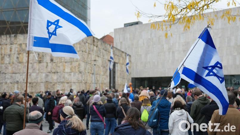 Hunderte Menschen feiern die Freilassung der Geiseln. Bild: Ehsan Monajati/dpa