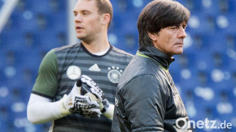 Joachim Löw (r) setzte jahrelang auf Manuel Neuer als Nummer eins. Gemeinsam wurden sie 2014 in Brasilien Weltmeister. (Archivbild) Bild: Julian Stratenschulte/dpa