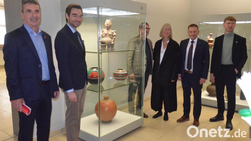 Sie eröffneten am Sonntag das neugestaltete Internationale Keramikmuseum: V.l. Hauptkonservator Josef Straßer, MdL Stephan Oetzinger, Konstantin Thomas, Professorin Angelika Nollert, Oberbürgermeister Jens Meyer und Museumsleiter Johannes Listewnik. Bild: Kunz