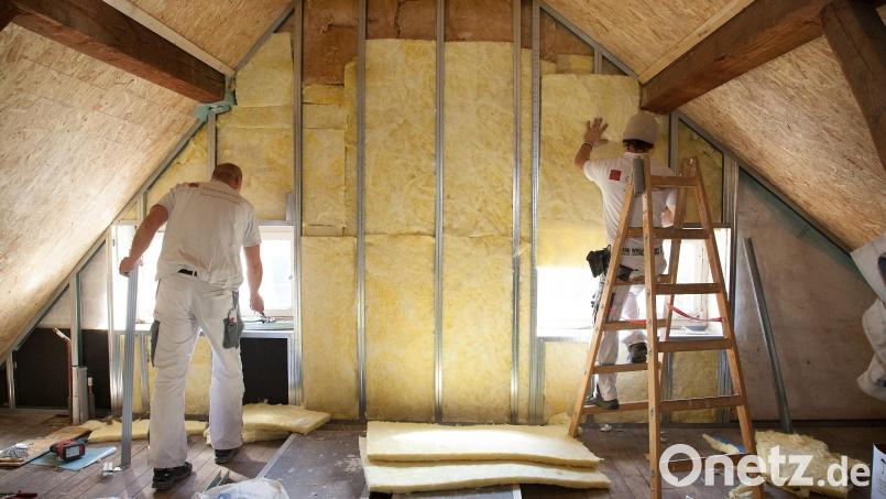 Auch beim Dachausbau entsteht neuer Wohnraum. Auch darum bat die Waldershofer Bürgermeisterin Margit Bayer die Hauseigentümer. Symbolbild: picture alliance/dpa