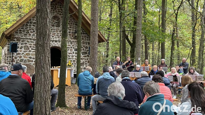 Gut besucht war der Gottesdienst im Freien am Laubhof. Bild: mma