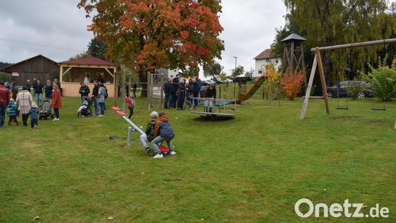 Der neue Dorftreff in Trefnitz ist eine gelungene Gemeinschaftsleistung der Dorfbewohner. Die Kinder nahmen die Spielgeräte gleich in Beschlag. Bild: bnr