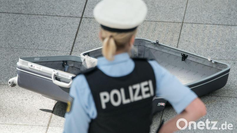 Die Bundespolizei fand in dem Koffer lediglich Kleidung und Hygieneartikel. Symbolbild: Armin Weigel/dpa
