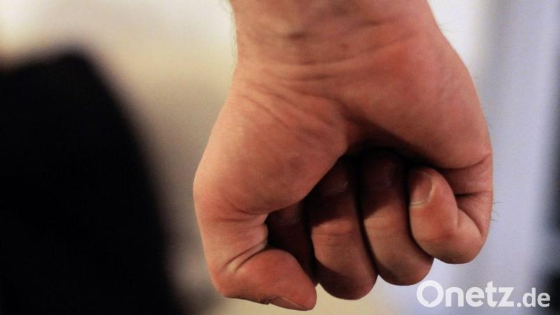 Der Mann soll die 18-Jährige so massiv gewürgt haben, dass sie im Krankenhaus behandelt werden musste. (Symbolbild) Bild: picture alliance / Maurizio Gambarini/dpa