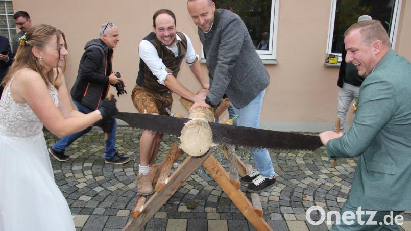 Katharina und Stefan Riedl sägen nach der Trauungen einen Holzstamm durch. Bild: kro