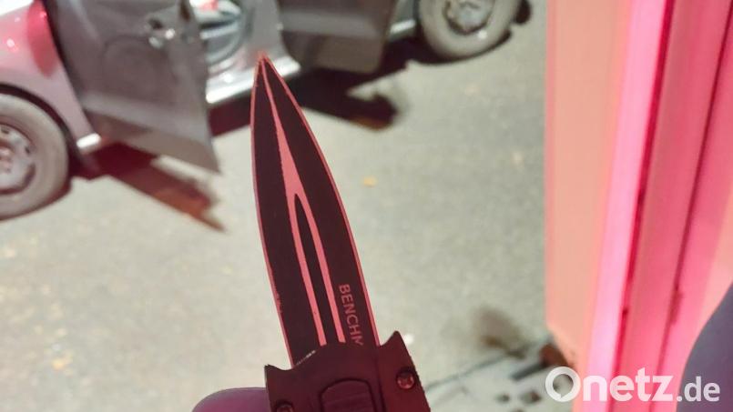 Das Fallmesser war in einer Beintasche versteckt. Symbolbild: Bundespolizei