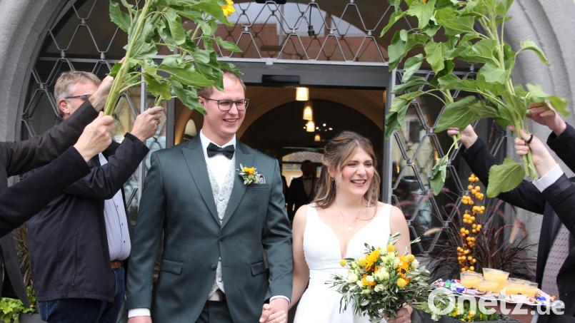 Freudestrahlend verlässt das Brautpaar Judith Zeitler und Kevin Weigl das Tirschenreuther Rathaus. Bild: kro
