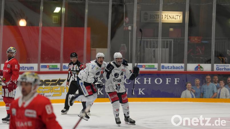 Cedric Schiemenz (links) und Fabian Voit bejubeln den Siegtreffer der Blue Devils Weiden in allerletzter Sekunde. Das Spiel der Devils gegen den EC Bad Nauheim endete nach einer unglaublichen Aufholjagd mit 5:4. Bild: A. Chuc