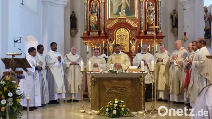 Wie die 12 Apostel waren die Geistlichen vor dem Hochaltar in der Pfarrkirche St. Margareta versammelt, mit Pater Jo am Altar und rechts davon Diakon Ulrich Wabra. Bild: sl