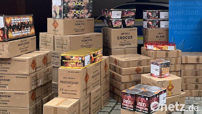 Auf dem Polizeihof in Waldsassen stapelte sich im Dezember 2024 besonders brisante Fracht aus einem Kleintransporter. Die amtlich ermittelte Netto-Explosivmasse betrug knapp 170 Kilogramm. Archivbild: Polizei Waldsassen