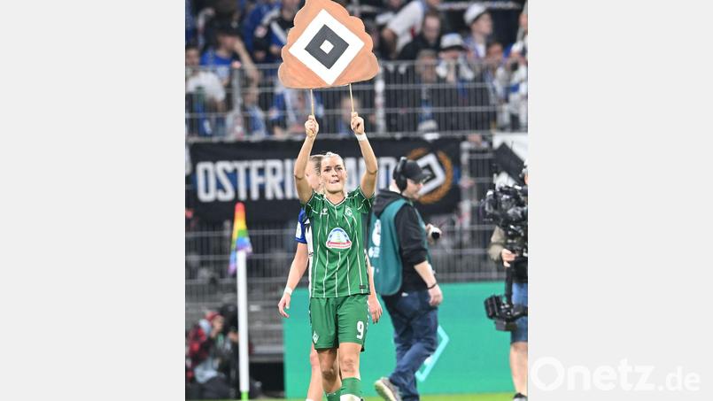 Werder-Spielerin Medina Desic hat sich öffentlich für diese Plakataktion nach dem Derby gegen den HSV entschuldigt. Bild: Carmen Jaspersen/dpa