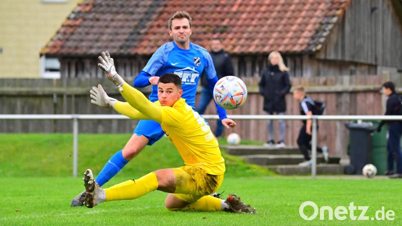 Fabio Gadaletta (unten), Keeper des SV Mitterteich II, und sein Team hatten am Ende unglücklich das Nachsehen gegen Maximilian Träger (oben) und den TSV Thiersheim, der in dieser Szene zur 1:0-Führung für die Gäste trifft. Bild: Thomas Schrems