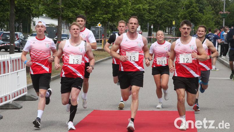 Gemeinsamer Zieleinlauf der Nabburger Bundespolizeistaffel beim Landkreislauf. Die besten Läufer und Läuferinnen werden in Ebermannsdorf geehrt. Bild: Hirsch