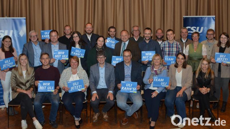 Mit einem starken Team zieht Uli Münchmeier (vorne, Mitte) als Bürgermeisterkandidat in den Kommunalwahlkampf. Bild: dob