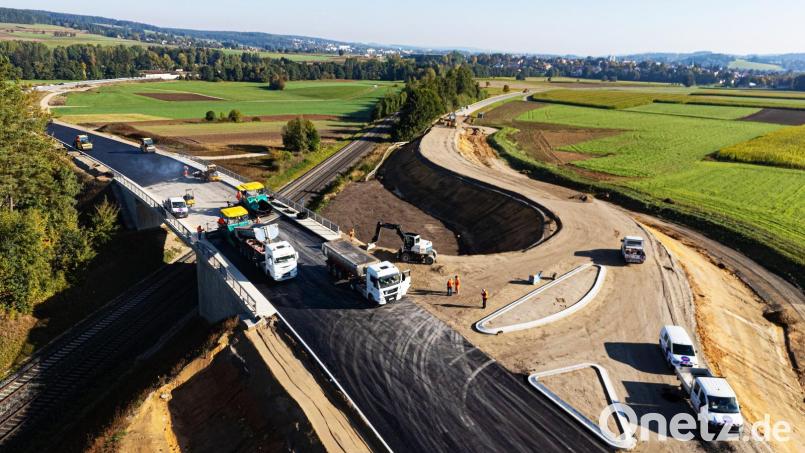 Über die Bahnbrücke wird zukünftig der Verkehr Richtung Rodenzenreuth umgeleitet. Rechts geht es dann in Richtung Waldershof. Bild: Wolfgang Erhart