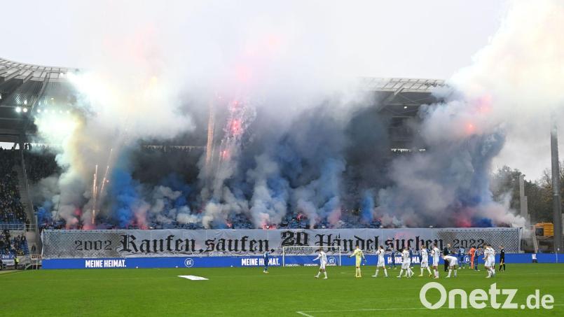 Diese Pyro-Aktion von Fans des Karlsruher SC im November 2022 hat auch ein juristisches Nachspiel. Bild: Uli Deck/dpa