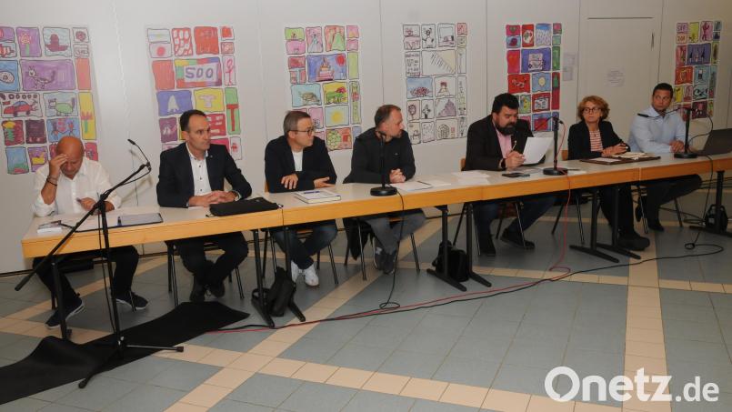 Die Riege der Amtsleiter stand bei der Bürgerversammlung zur Verfügung, als Erster Bürgermeister Stefan Fank (Dritter von rechts) die Anträge behandelte. Bild: ge