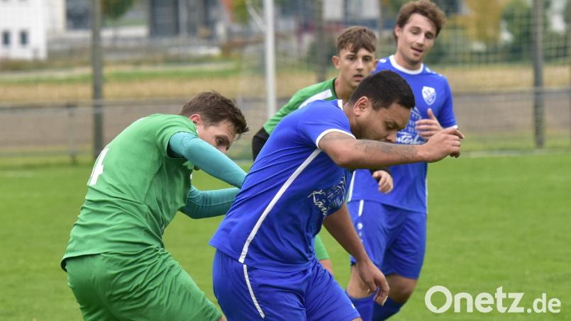 Der SV Diendorf (in den blauen Trikots) unterlag dem TSV Stulln zu Hause mit 1:4. Die Hausherren bleiben somit nur knapp vor den Abstiegsplätzen der Kreisliga West. Bild: Hans Mark