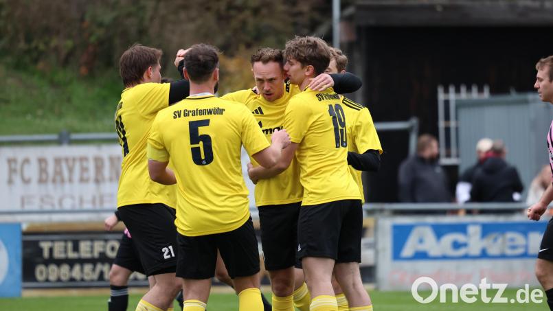 Die SV Grafenwöhr bejubelte einen ungefährdeten 3:1-Sieg beim SC Eschenbach. In dieser Szene wird Alexander Dobmann (Mitte) nach seinem verwandelten Foulelfmeter zum 1:0 von den Mitspielern geherzt. Bild: Dieter Jäschke