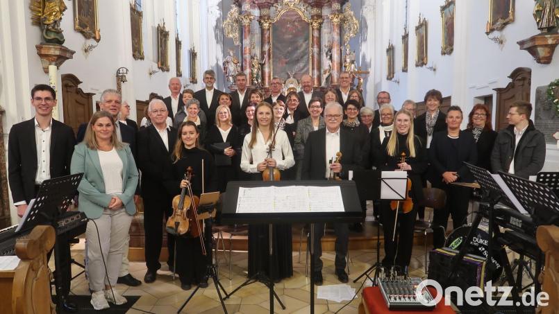 Mit lang anhaltendem Beifall bedankten sich die Zuhörer bei den Mitwirkenden des Benefizkonzerts (von links): Organist Lukas Schöpf, Sängerin Carolin Winkler, Vereinsvorsitzender Franz-Josef Einhäupl und Chorleiter Franz Winklmann. Bild: rha