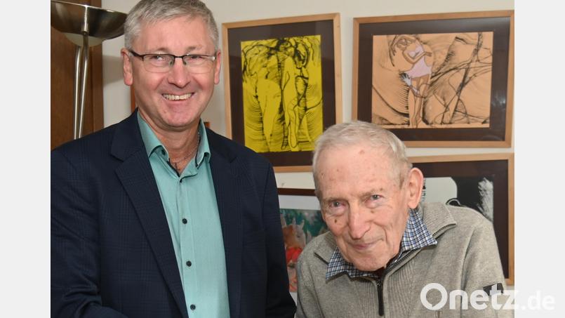 &quot;Wir habern am gleichen Tag Geburtstag&quot;, sagte Ambergs 3. Bürgermeister Franz Badura (links) und gratulierte dem Maler Nathan Yudytskyy vor dessen Bildern zum 90. Geburtstag. Bild: gf