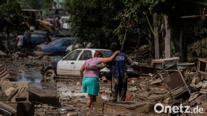 Wegen Überschwemmungen und Erdrutschen sind viele Ortschaften von der Außenwelt abgeschnitten. Bild: Felix Marquez/AP/dpa