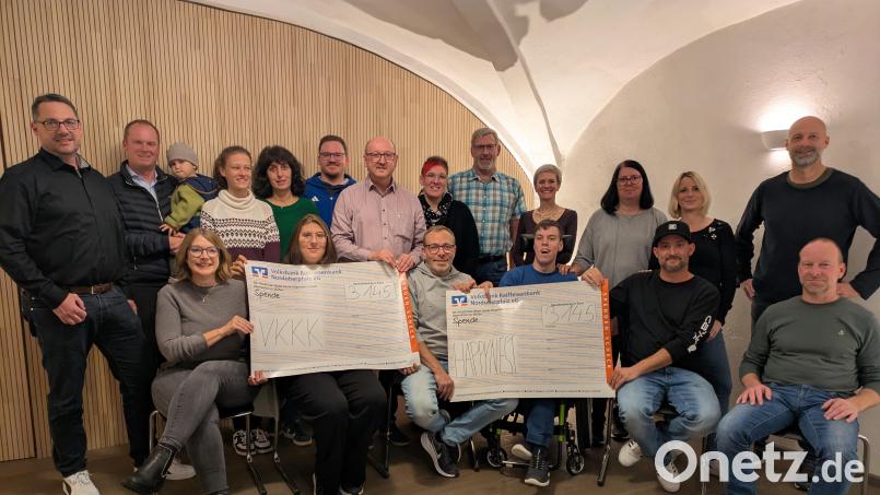 Im Gewölbe des Stiftlandhofs übergaben die Initiatoren des Benefizabends um Günter (stehend, rechts) und Stephanie Schicker (stehend, Vierte von rechts) über 7000 Euro an die Vertreter der begünstigten Vereine – &quot;Happynest&quot;, VKKK Ostbayern, Sportfreunde Kondrau und das Tierheim. &quot;Happynest&quot; durfte sich über weitere 1000 Euro von Thomas Richtmann (stehend, Fünfter von rechts) freuen. Bild: pz