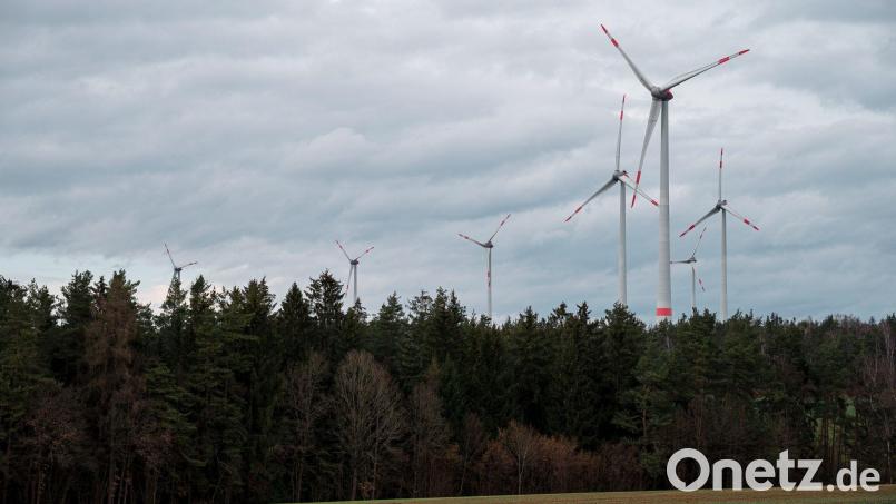 Windräder im staatseigenen Lindenhardter Forst in Oberfranken. (Archiv) Bild: Daniel Vogl/dpa