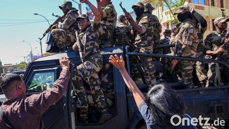 In dem Inselstaat im Indischen Ozean demonstrieren seit Ende September Zehntausende junge Menschen der „Gen Z“ - am Wochenende schlossen sich Militärs ihnen an. (Archivbild) Bild: Mamyrael/AP/dpa