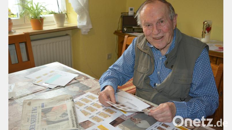 Josef Walenta zeigt die von ihm gestaltete Briefmarke zu Adolph Kolping, deren Sonderdruck er veranlasst hat. Bild: jr