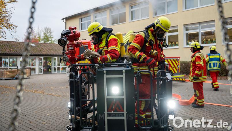 In einer Großübung simulierten Feuerwehr und Rettungskräfte am Freitag ein Schulbrand-Szenario in der Grundschule in Püchersreuth. Bild: Marina Gube