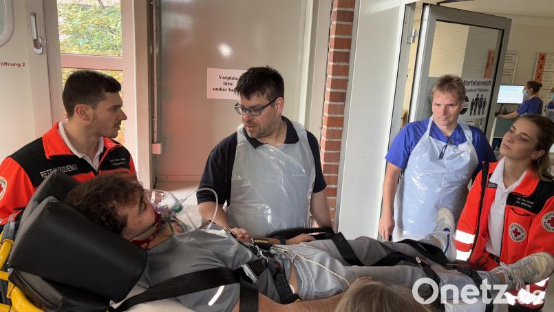 Schon Sekunden nach der Ankunft des Rettungswagens nahmen Dr. Sven Mörk (Dritter von rechts) und Pflegeleiter Matthias Bohmann (Zweiter von rechts) die Patienten in Empfang und wiesen sie an den richtigen Behandlungsplatz. Bild: ge