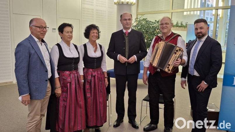 Die Zupfer-Moidln aus Neustadt/WN freuen sich über die bisher höchste Ehrung, die sie in 63 Jahren als Volksmusiker erhalten haben. Von links: Stellvertretender Landrat Albert Nickl, Renate Zupfer-Vilas, Waltraud Neubauer-Zupfer, Heimatminister Albert Füracker, Gerhard Reber und Bürgermeister Sebastian Giering beim Festakt in Nürnberg. Bild: Juan Vilas, exb