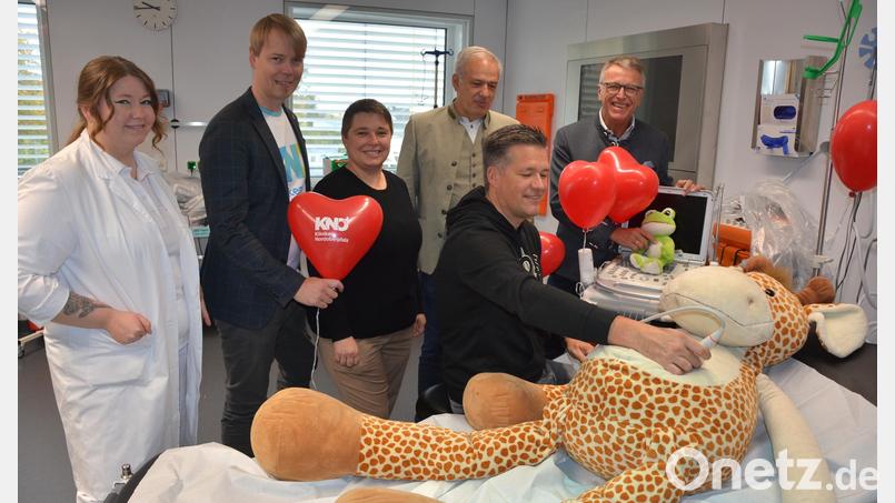 Ultraschalluntersuchung am Teddy mit Professor Christian von Rüden (vorne), genauestens beobachtet von Bürgermeister Franz Stahl und Landrat Roland Grillmeier (von rechts). Bild: jr