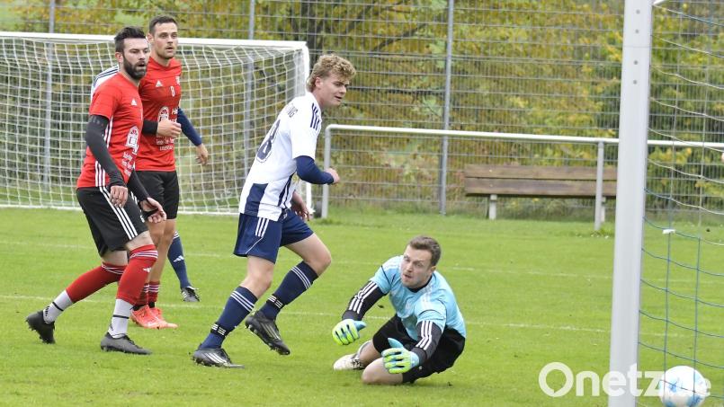 Das war das 2:1 für den SV Raigering in der 20. Spielminute durch den dreifachen Torschützen Elias Segerer (Zweiter von rechts), der Torhüter Michael Heimler von der DJK Ursensollen keine Chance ließ. Bild: Hubert Ziegler