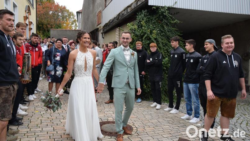 Ein langes Spalier erwartete das Brautpaar Tobias und Katrin Scherm vor der Laurentiuskirche in Kürmreuth. Bild: hdk