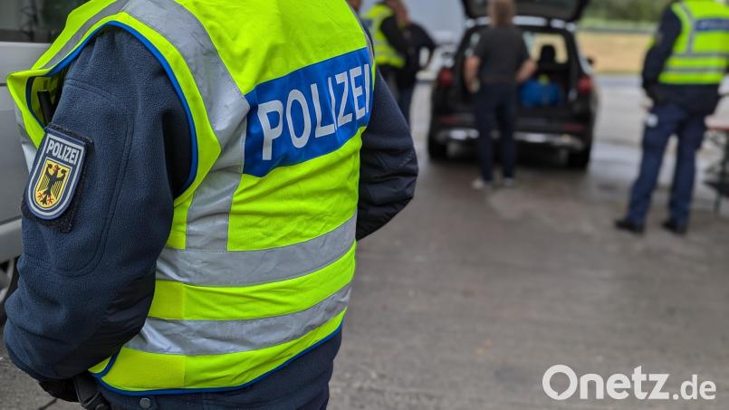 Bundespolizisten entdeckten gefälschte Ausweise bei einer Kontrolle auf der A6. Bild: Bundespolizei