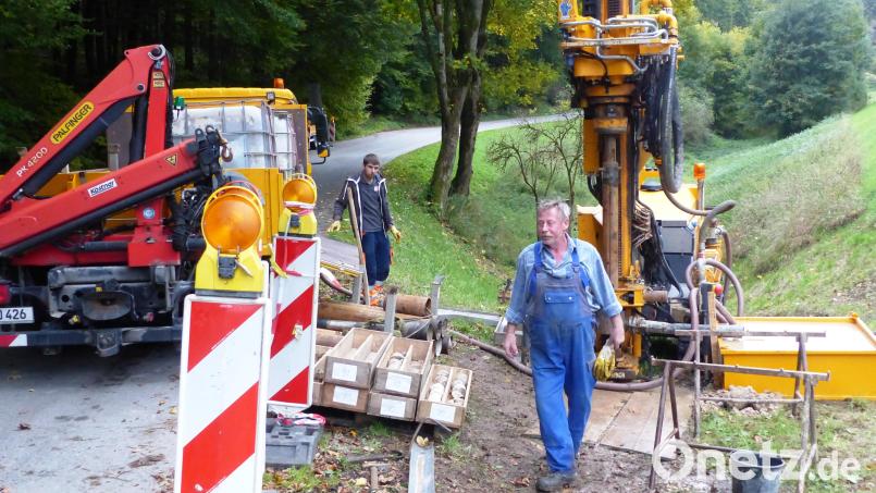 Eine Nürnberger Spezialfirma wurde vom Staatlichen Bauamt beauftragt, Probebohrungen an der B 299 bei Pattershofen vorzunehmen, da ein Wasserdurchlass unter der Fahrbahn marode ist und erneuert werden muss. Bild: jp