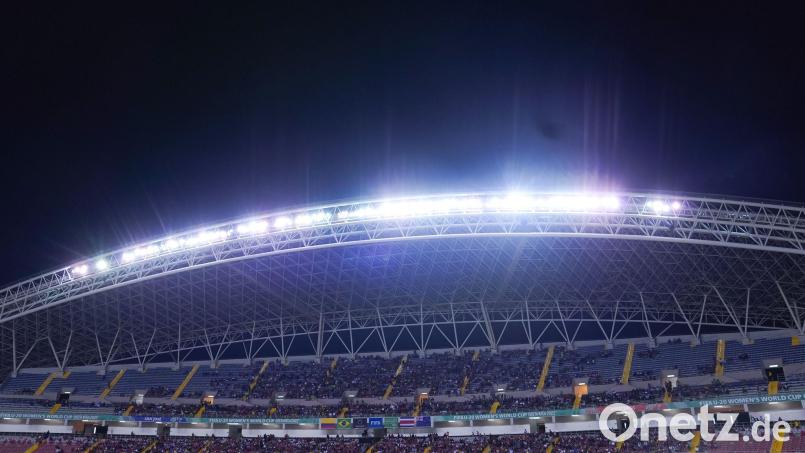 Kurz vor dem Anpfiff im Nationalstadion von Costa Rica informieren Polizisten einen Nationalspieler über eine Unterhaltsklage gegen ihn. (Archivbild) Bild: Daniela Porcelli/Zuma Press/dpa