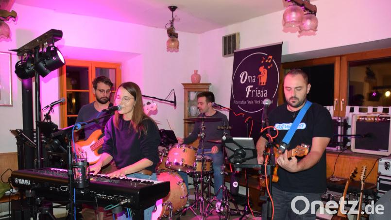 von links: Dominik Herzner, Katrin Heidner, Jan Heidner und Timo Pleisteiner gaben ein Konzert in Unterachtel bei der Lindenwirtin Bild: Heidi Kurz