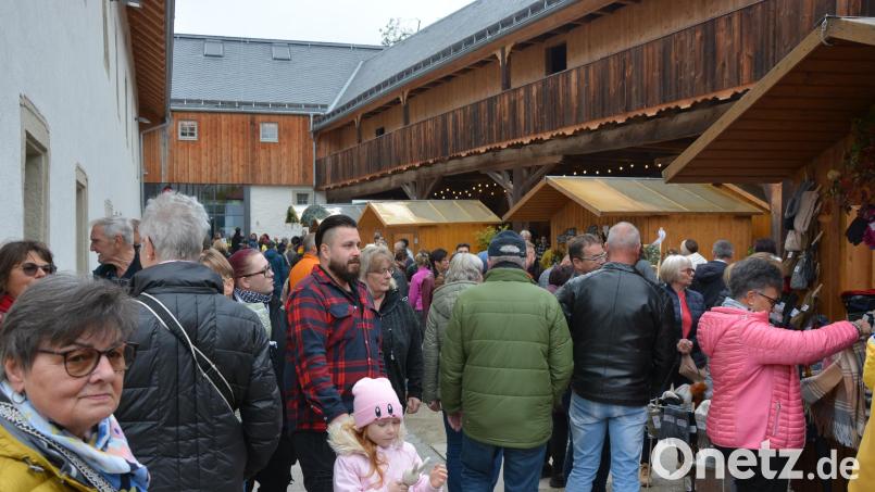 Im vergangenen Jahr kamen rund 5000 Besucher zum Konnersreuther Herbstmarkt. Auch für den kommenden Herbstmarkt am Kirchweihsonntag rechnen die Organisatoren wieder mit vielen Gästen. Archivbild: jr