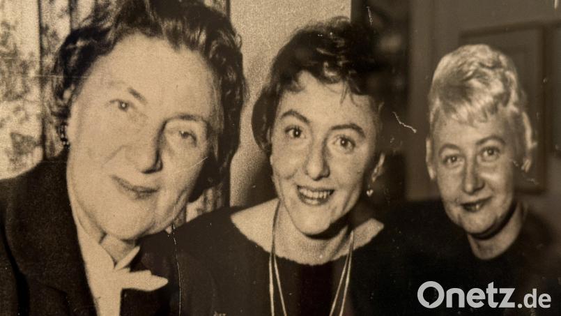 Antonie Weißenhorn (1900 bis 1992) mit ihren beiden Töchtern Eleonore und Agathe (von links). Das Bild stammt aus dem Jahr 1958. Bild: Baier-Hüte