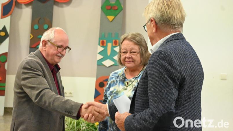 Karl und Rosa Prell (von links) übergaben bei der Verleihung der Bürgermedaille eine Spende an den Enzenriether Kirchenverwalter Herbert Argauer. Bild: Kerstin Kiener