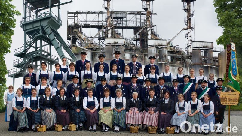 Der Heimat- und Trachtenverein "Erz- und Eisenwalzerboum" Sulzbach-Rosenberg feiert am Sonntag, 19. Oktober, 75. Jubiläum. Wie hier vor 15 Jahren, zum 60-jährigen Bestehen, werden die Mitglieder bestimmt wieder in Tracht erscheinen. Bild: Wilhelm Ertel/exb