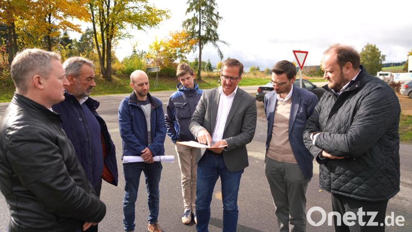 Tobias Bäumler (Dritter von rechts) vom Staatlichen Bauamt Amberg-Sulzbach erläutert den Anwesenden die Planung hinsichtlich der Radverkehrsführung zwischen Weiden und Albersrieth. Bild: fvo