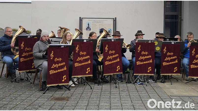 Die Letzauer Blasmusik spielte nach dem Konzert vor der Kirche auf. Bild: Wolfgang Göldner/exb