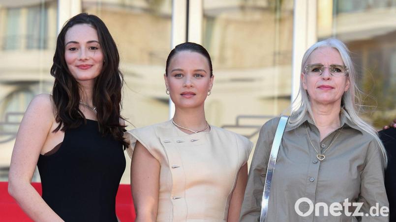Maria Ehrich (l-r), Sonja Gerhardt und Annette Hess beim Photocall der TV-Serie „Ku’damm 77“ in Cannes. Bild: Gianluigi Jorio/SOPA Images via ZUMA Press Wire/dpa